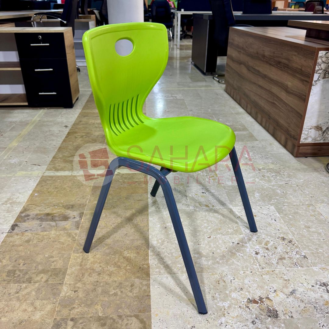 chaise structure monocoque en plastique sur quatre pieds en métal chromé