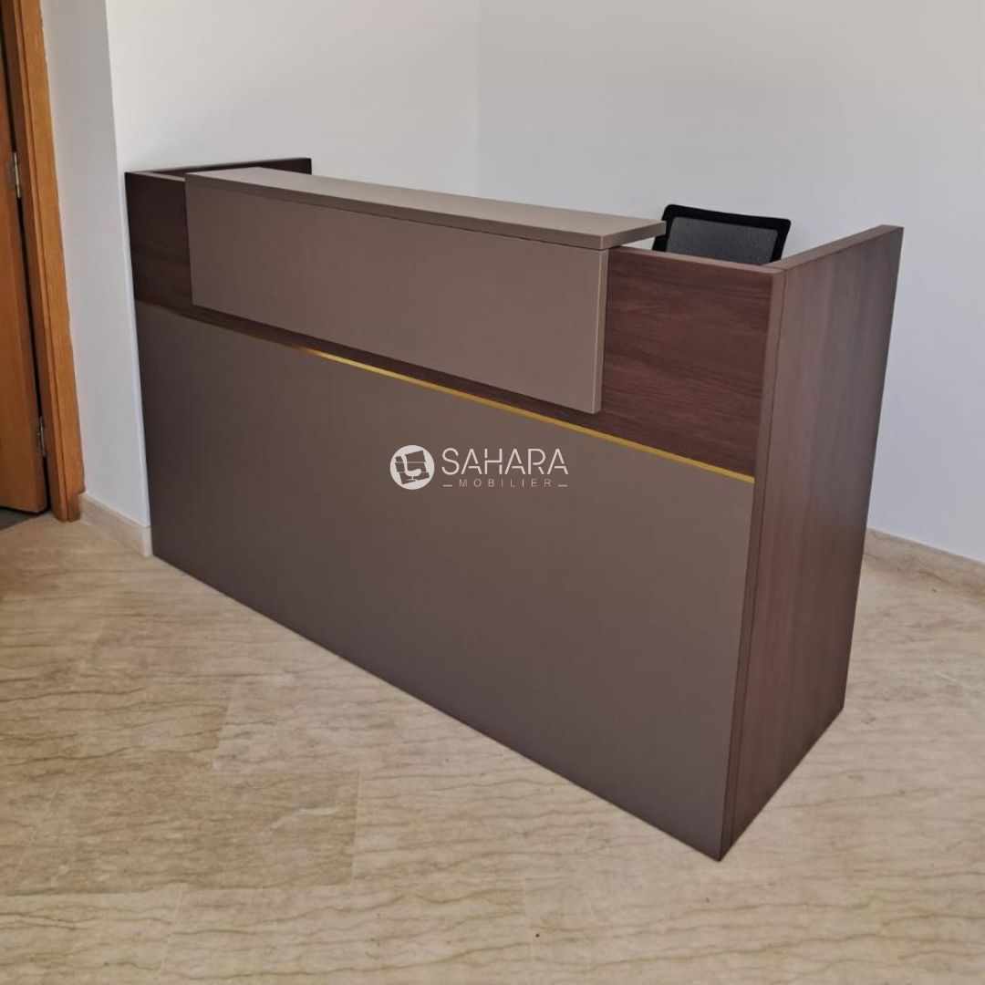 comptoirs d'accueil exposé sur l'entrée d'une sociéte fabriqué en bois mélaminé avec support pour l'ordinateur