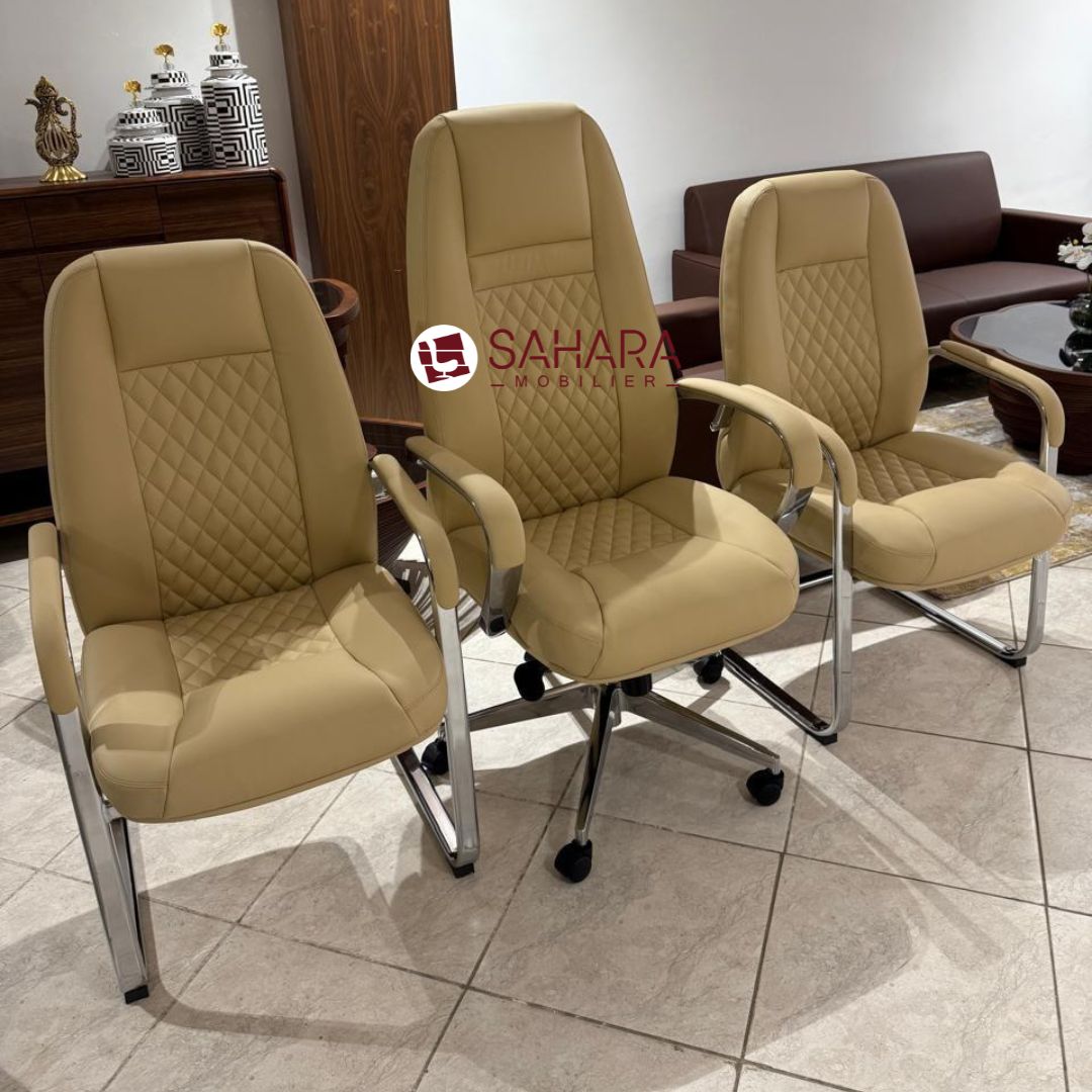 pack fauteuil pour bureau en beige caramel, se compose d'un fauteuil président avec têtière, intégré et les accoudoirs fixé sur le dossier et l'assise, les fauteuils visiteurs sont en piétement chromé sous forrme L