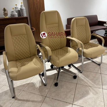 pack fauteuil pour bureau en beige caramel, se compose d'un fauteuil président avec têtière, intégré et les accoudoirs fixé sur le dossier et l'assise, les fauteuils visiteurs sont en piétement chromé sous forrme L