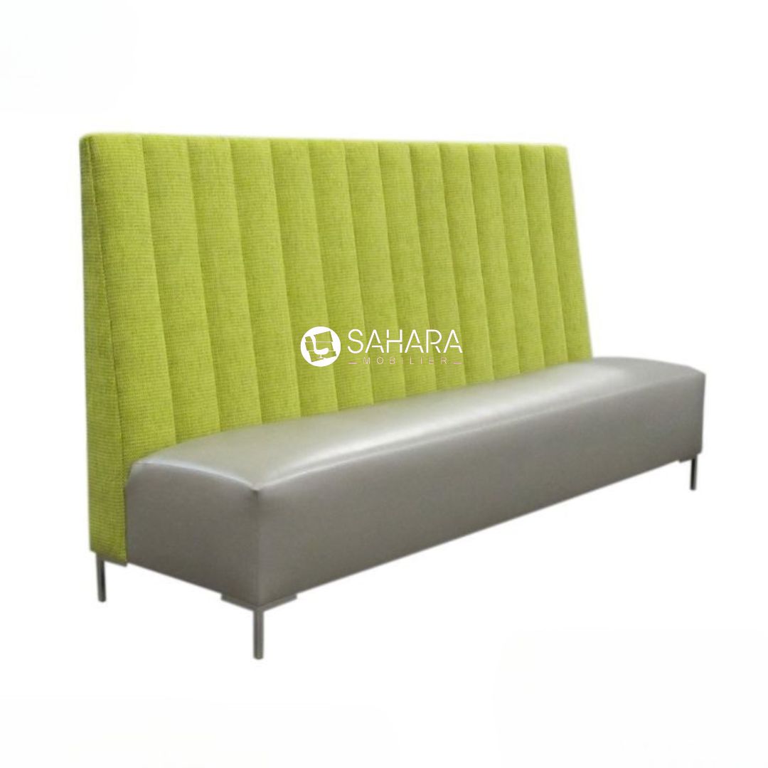 fauteuil canapé de café le dossier est en tissu en vert et l'assisse en simili cuir le canapé est exposé sur 4 pieds en métal