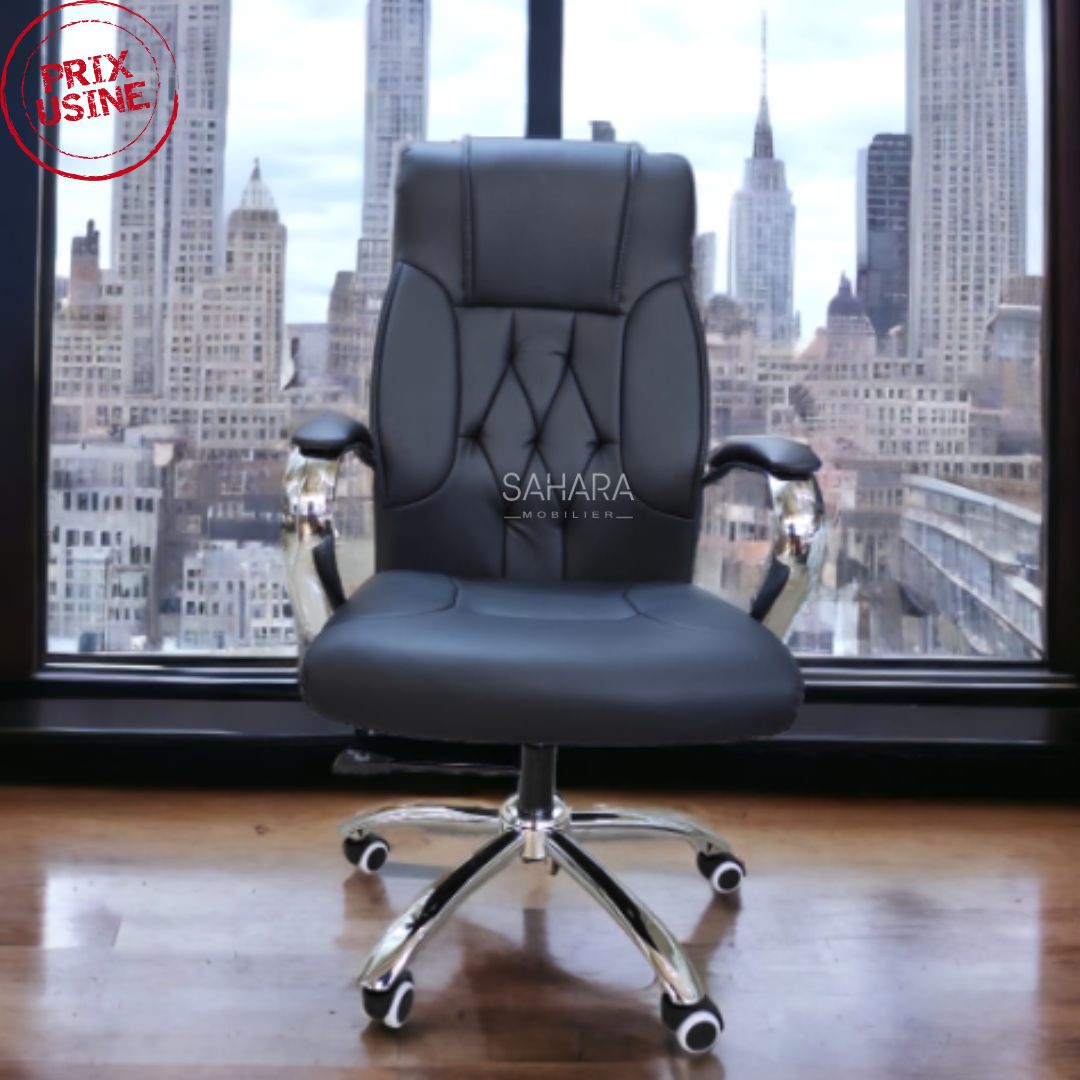Fauteuil de bureau de direction en simili cuir noir sur piètement chromé
et accoudoirs fixé sur le dossier et l'assise