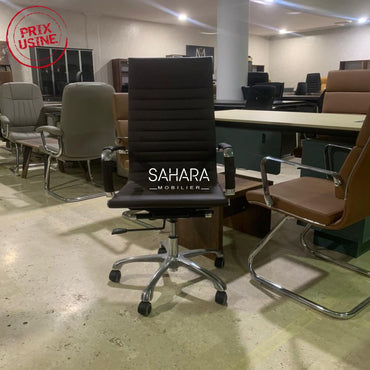 fauteuil de bureau en simili cuir Marron foncé exposé dans un showroom