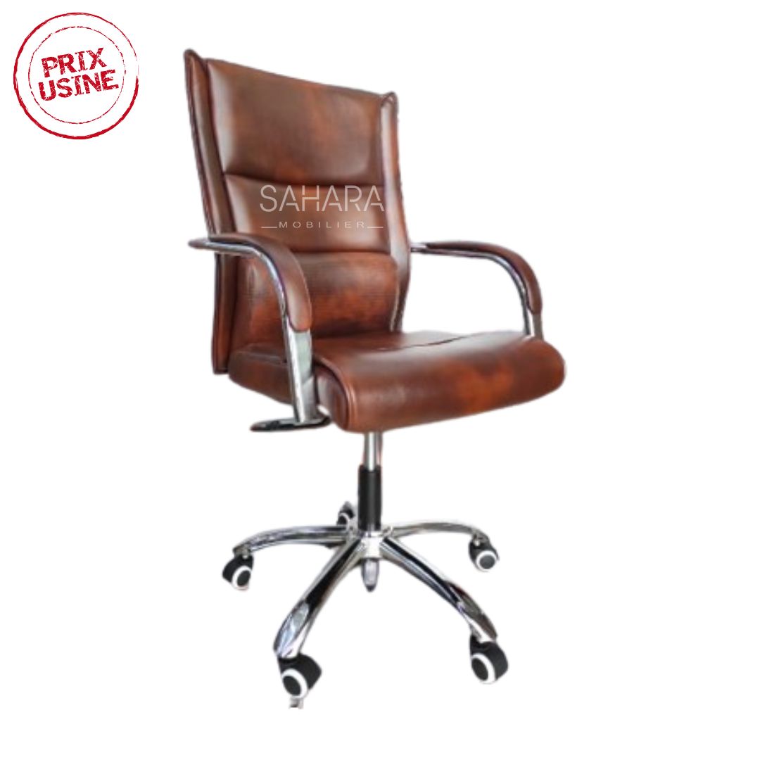 Fauteuil de direction sur roulettes ,accoudoirs fixés sur le dossier et l'assise ,les piètement sont chromé sous forme étoile