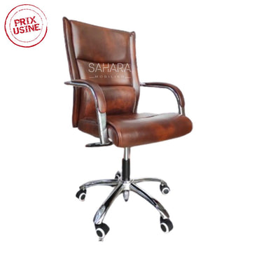 Fauteuil de direction sur roulettes ,accoudoirs fixés sur le dossier et l'assise ,les piètement sont chromé sous forme étoile