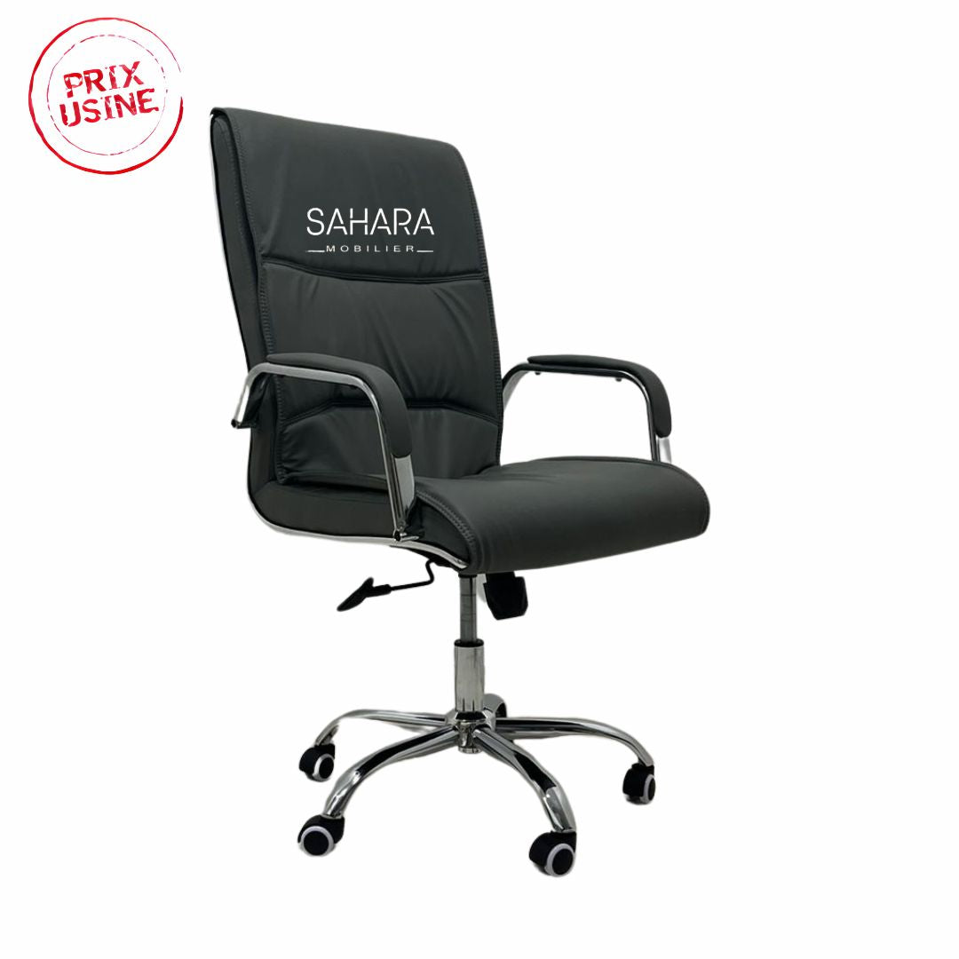 fauteuil en simili cuir sur roulettes de 5 branches forme étoile chromé les accoudoirs sont fixés sur le dossier et l'assise