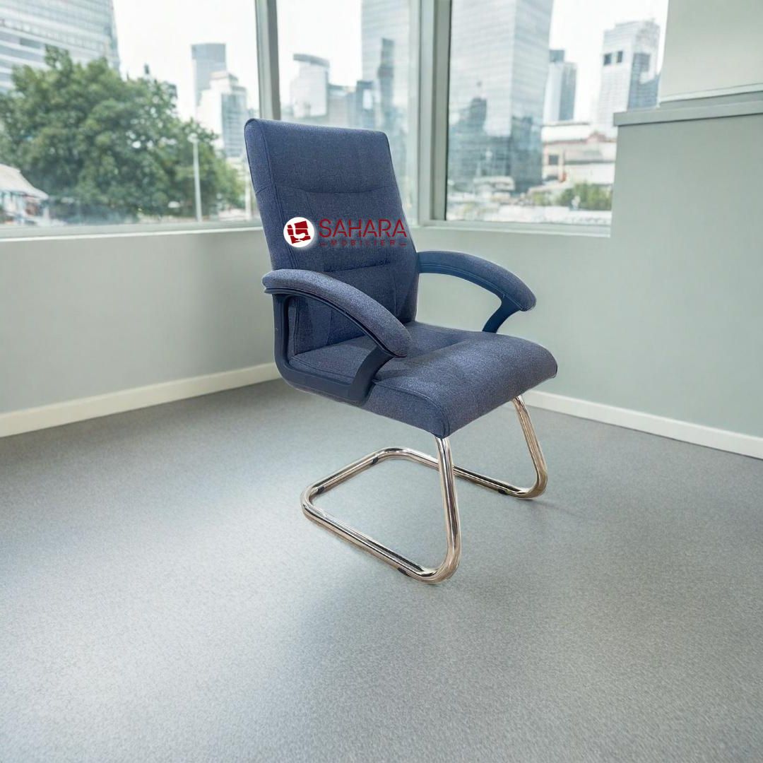 fauteuil de direction en tissu en gris avec accordoirs fie sur le dossier et l'assisse