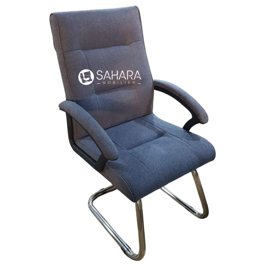 fauteuil de direction en tissu en gris avec accordoirs fie sur le dossier et l'assisse piétement luge chromé