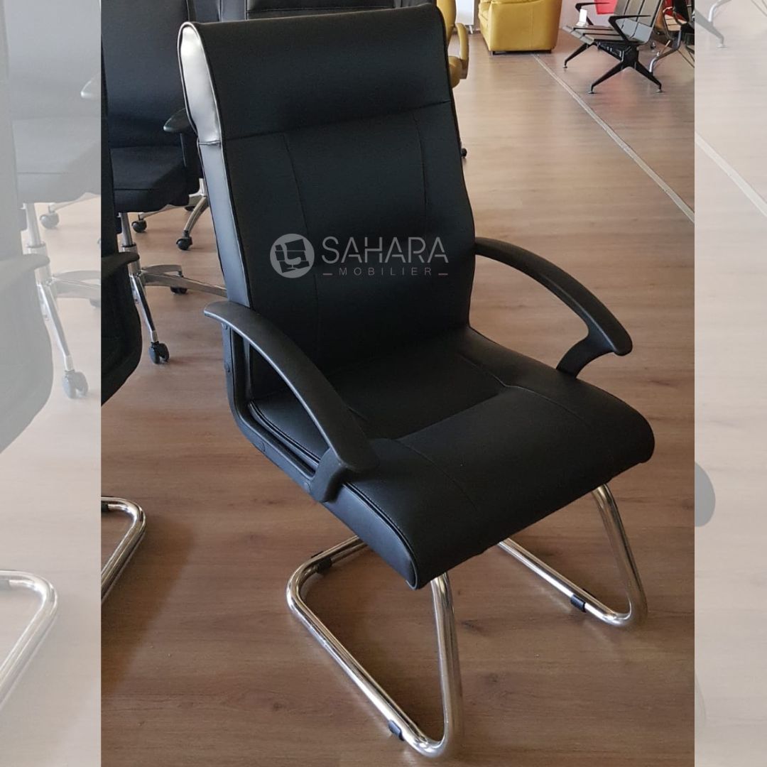 fauteuil de direction en tissu noir avec accordoirs fixe sur le dossier et l'assisse piétement luge chromé