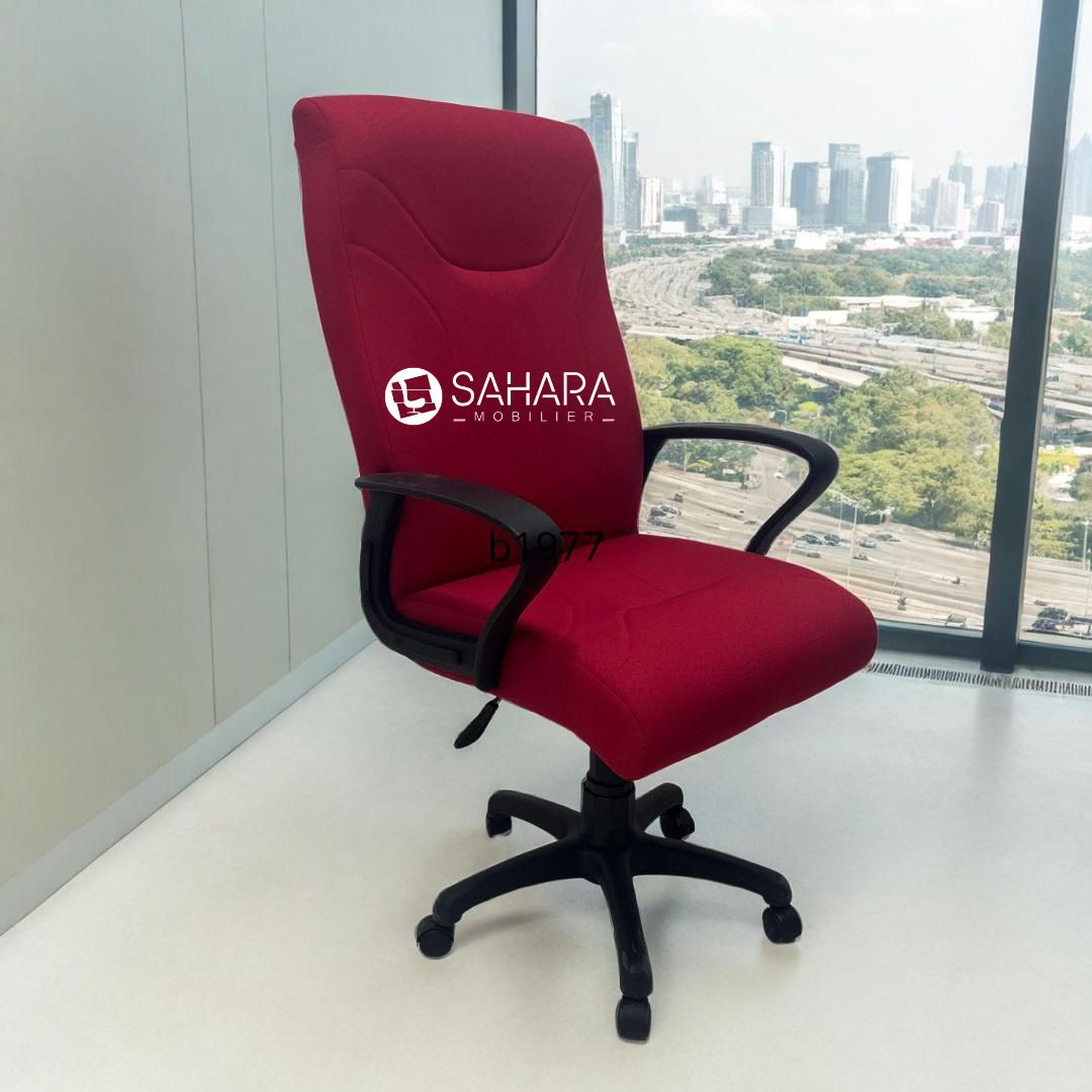 fauteuil de bureau avec accoudoirs fixés sur le dossier et l'assise, les piètements sur 5 branches en pvc