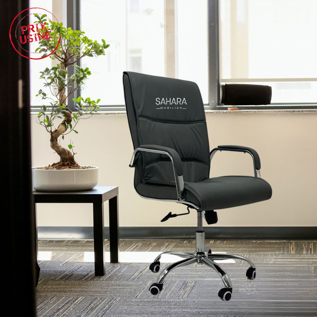 fauteuil en simili cuir sur roulettes de 5 branches forme étoile chromé les accoudoirs sont fixés sur le dossier et l'assise