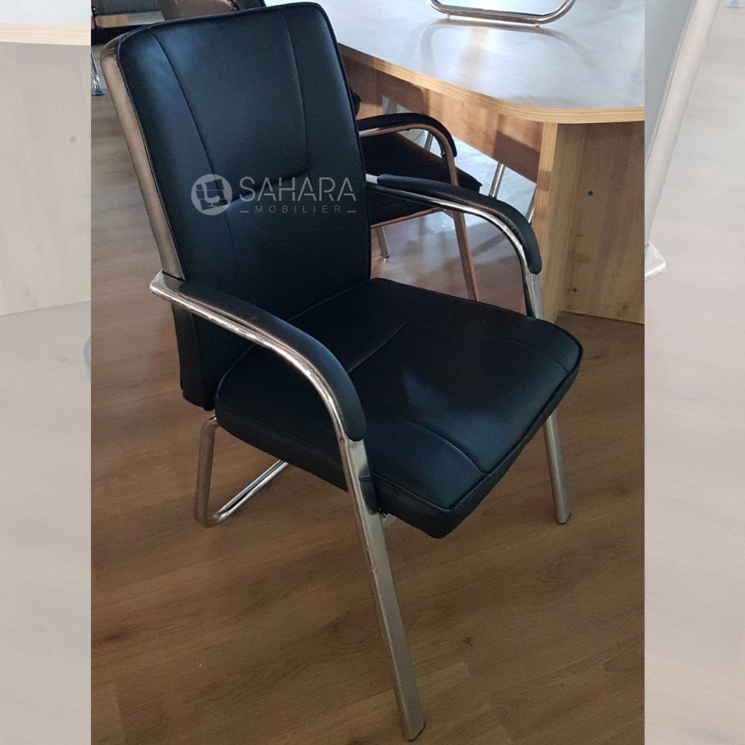 fauteuil visiteur en simili cuir noir les accoudoirs et les piétement ont le même type de