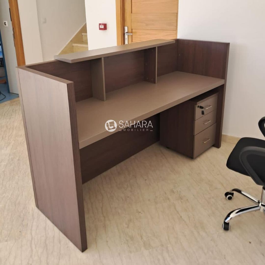 l'arrière d'un comptoirs d'accueil exposé sur l'entrée d'une sociéte fabriqué en bois mélaminé avec support pour l'ordinateur