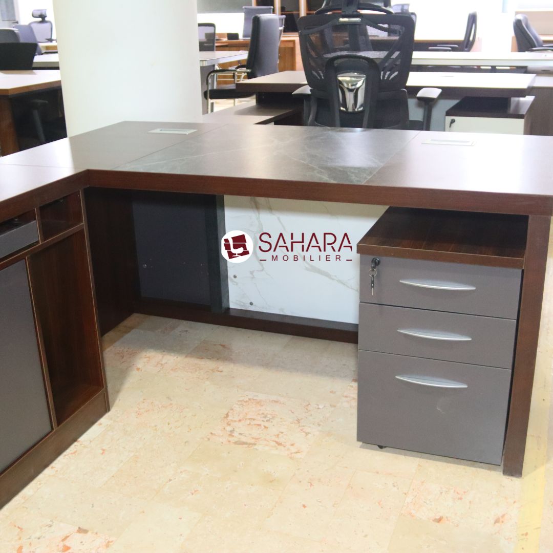 le dos d'un bureau de direction avec retour mobile et caisson, le rangement comporte un niche de deux portes et support pour clavier