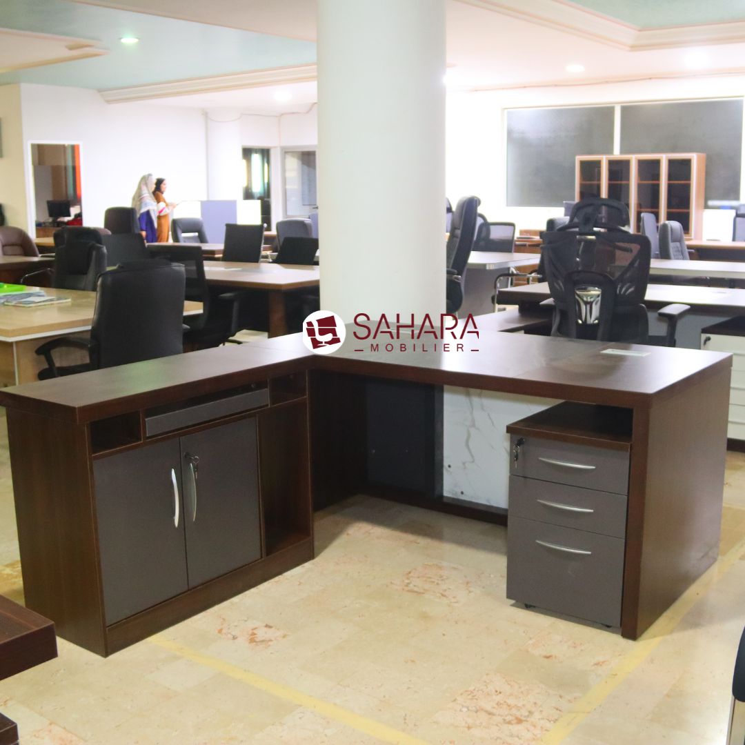 front off d'un bureau de direction avec retour mobile et caisson exposé dans un showroom, le bureau est fabriqué en bois mélaminé en marron avec des motifs traditionnel sur le voile de bureau