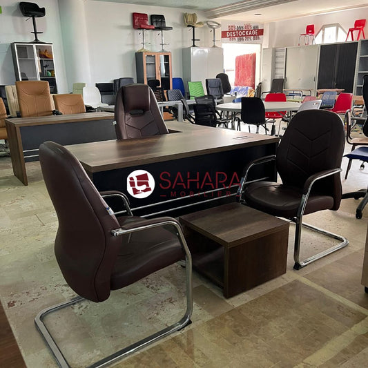 pack bureau avec des fauteuil bureau en simili cuir exposé sur un Showroom