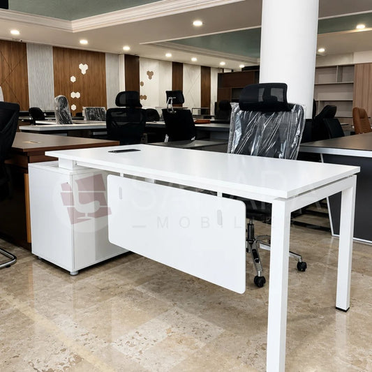 Bureau de direction blanc avec caisson latéral intégré, voile de fond suspendu et obturateur passe-câbles. sahara mobilier