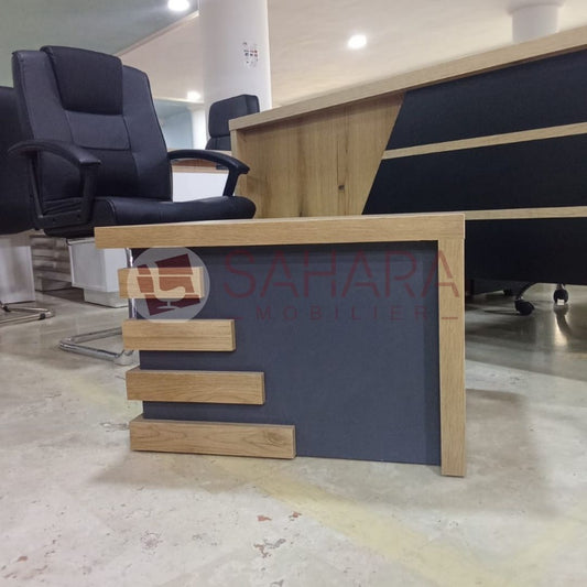 Table basse carré en bois 60cmx60 cm, exposé devant un bureau de direction et une fauteuil visiteur