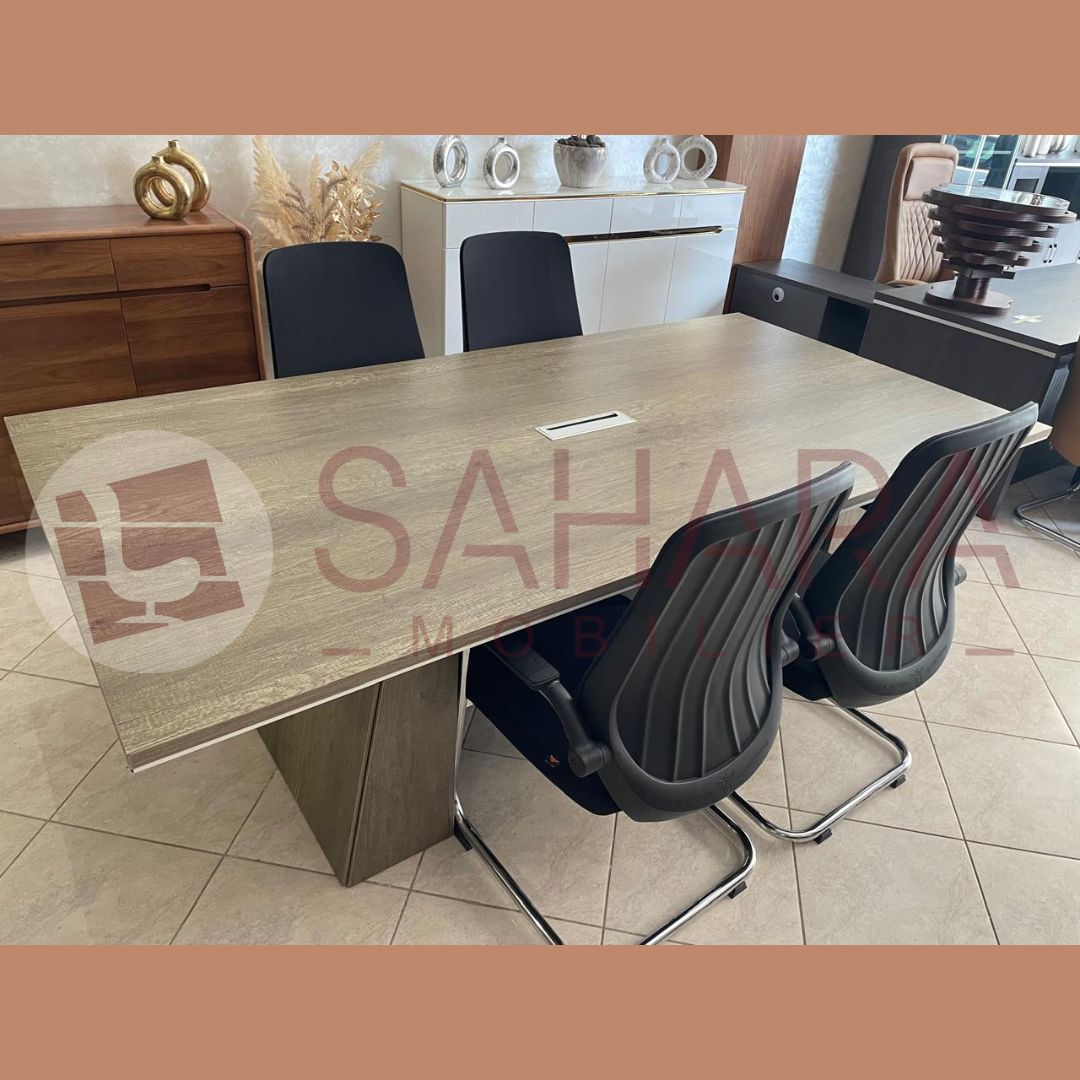 Matériau du Plateau : Plateau en bois mélaminé de haute qualité, avec une finition imitation bois qui confère un look naturel et sophistiqué, tout en étant résistant aux rayures et facile à entretenir.
Structure : Piétement en bois robuste, conçu pour garantir une excellente stabilité. La structure épaisse et moderne offre un design à la fois minimaliste et durable.