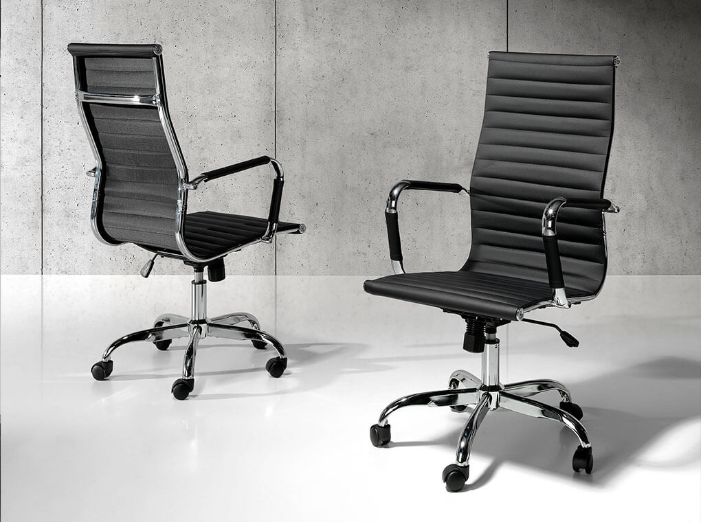 fauteuil de bureau en simili cuir noir avec accoudoirs fixé sur le dossier et l'assise le fauteuil est réglable en hauteur