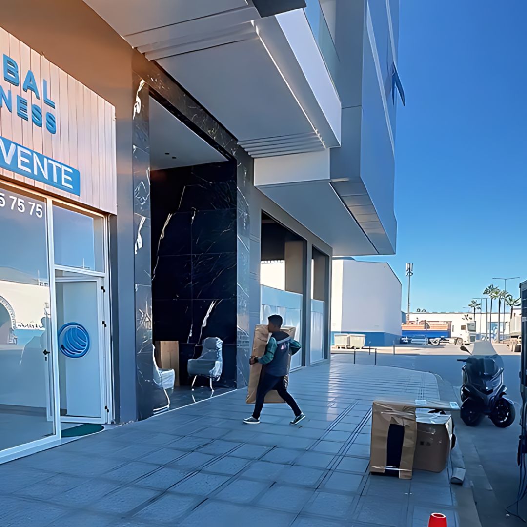 livraison d'une commande des bureaux fabrication local sur Casablanca pour un client..Bureau professionnel sur-mesure fabriqué par Sahara Mobilier à Casablanca.