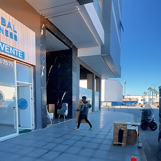 livraison d'une commande des bureaux fabrication local sur Casablanca pour un client..Bureau professionnel sur-mesure fabriqué par Sahara Mobilier à Casablanca.