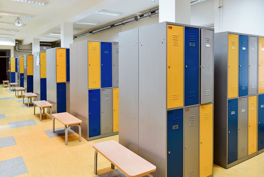 Couloir d'école avec casiers metalique colorés