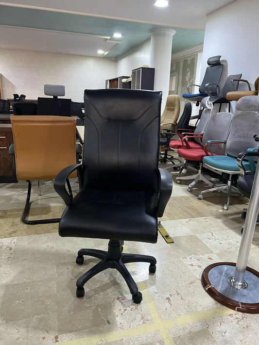 Confort et élégance au bureau avec le fauteuil Blad – Disponible en version visiteur et direction
