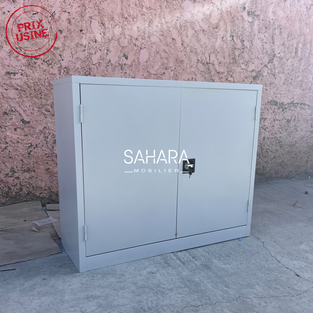 armoire en métal gris claire a 2 portes battantes