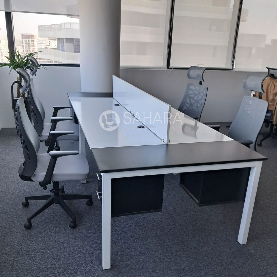 Bureau Bench de 4 places pour les open space exposé dans un espace professionnel avec des fauteuil en Mesh