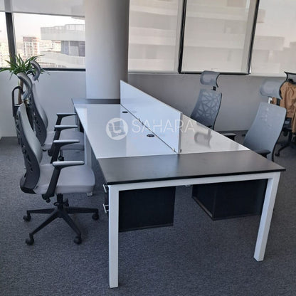 Bureau Bench de 4 places pour les open space exposé dans un espace professionnel avec des fauteuil en Mesh