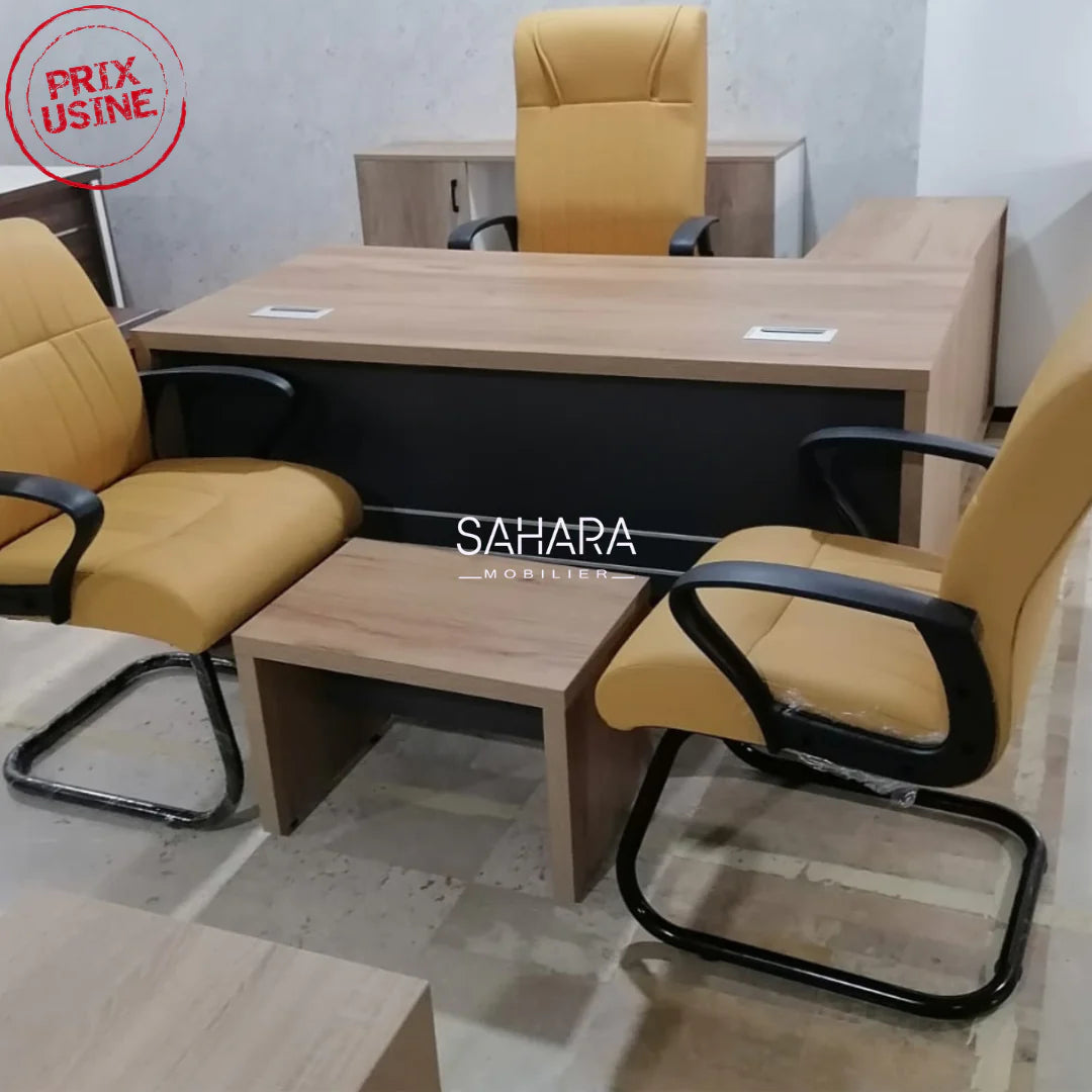 bureau en bois plateau en beige voile en noir avec une table basse avec ensemble fauteuil jaune en simili cuir 