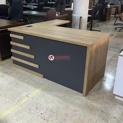 Bureau de direction Kasbah fabricatim local sur mesure exposé dans showroom
Dim : 160 x 80 x 75 cm
Retour : 80cm
avec caisson