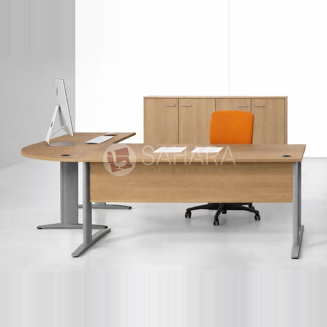 - Table de travail Dim : 1600 x 800 x 750 mm épaisseur 25 mm. +/-2                           	- piètement métallique gris                                 
- 2 obturateurs                                                       
- voile de fond en bois                                         
- retour en bois 800 x 800 x 750 ép 25 mm   +/-2     
- Angle de liaison 90°                                         
- Caisson : sur 4 patins à 3 tiroirs Dim 585 x 470 x 405 mm +/-2
- fermeture centralisée.