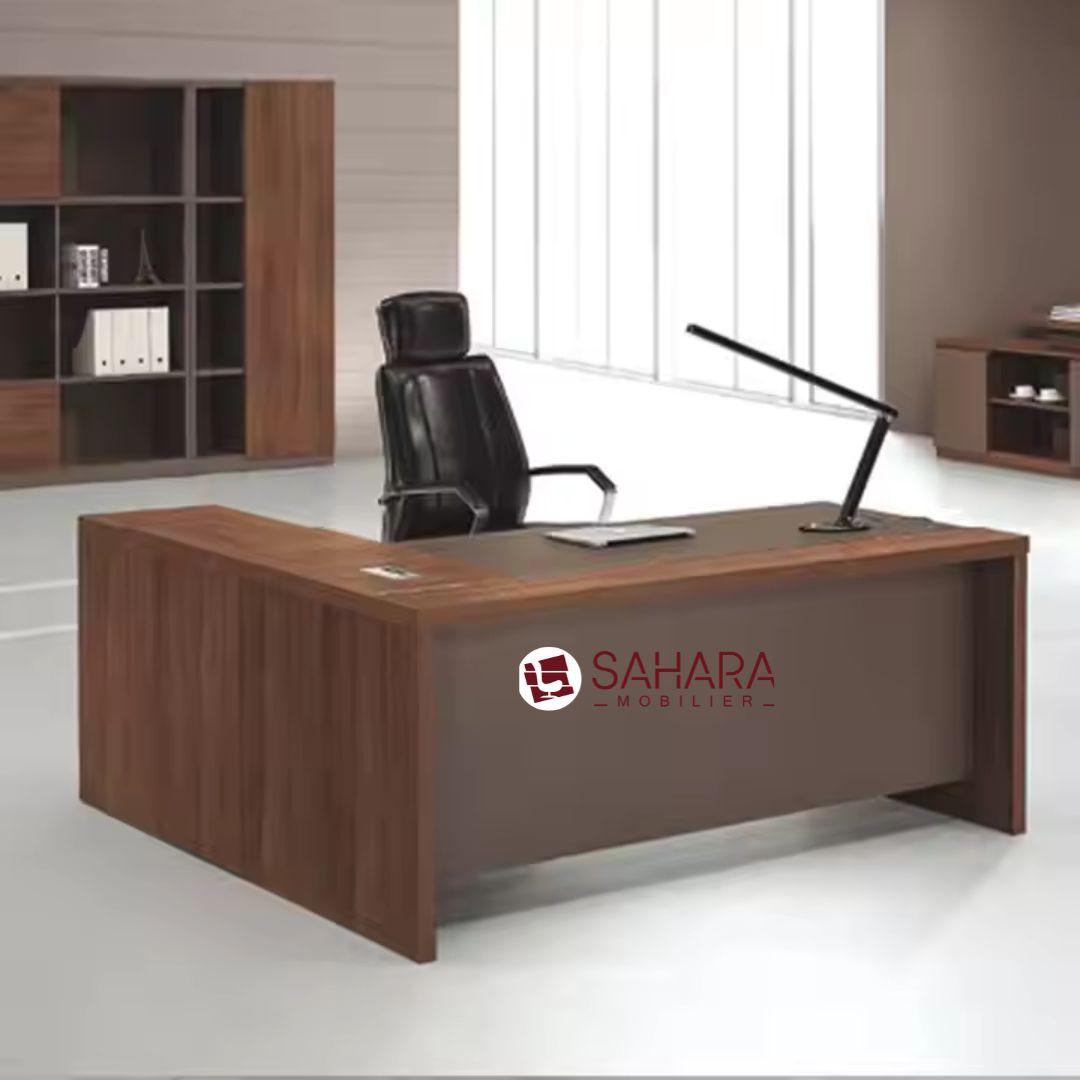 Bureau de direction avec retour côté gauche, exposé dans une salle avec un fauteuil de direction en cuir 