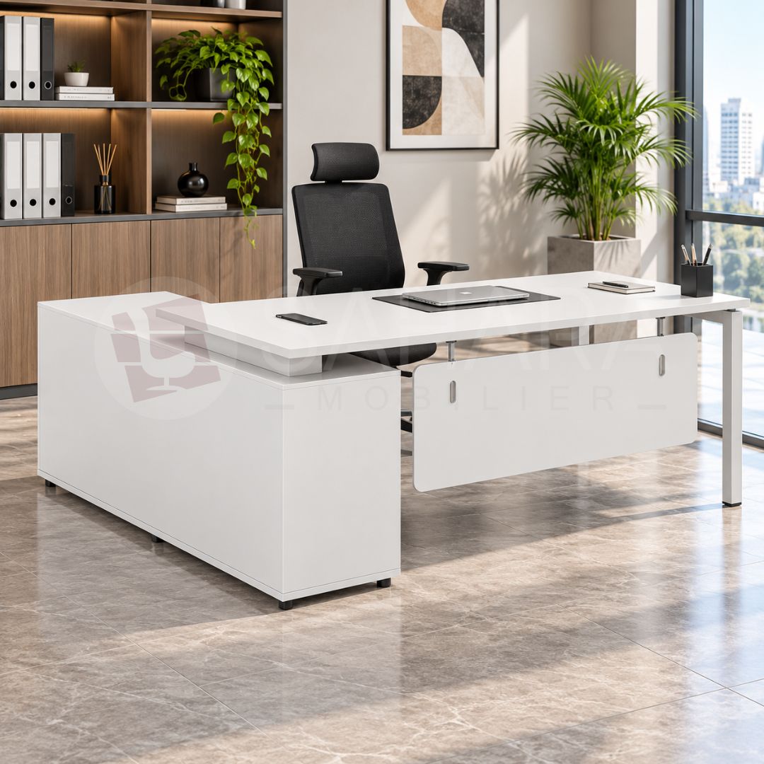 Bureau de direction blanc avec caisson latéral intégré, voile de fond suspendu et obturateur passe-câbles.