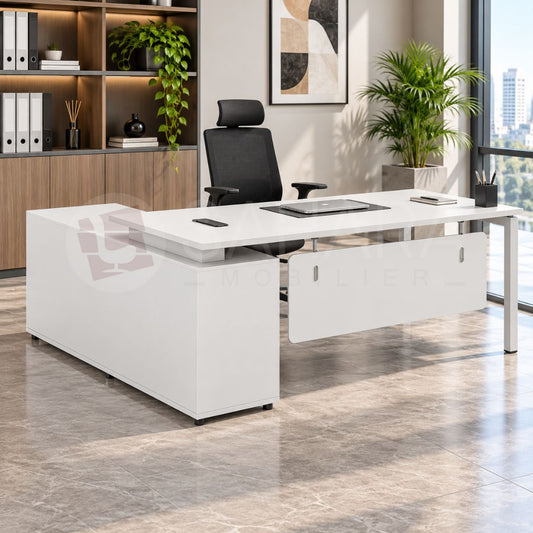Bureau de direction blanc avec caisson latéral intégré, voile de fond suspendu et obturateur passe-câbles.
