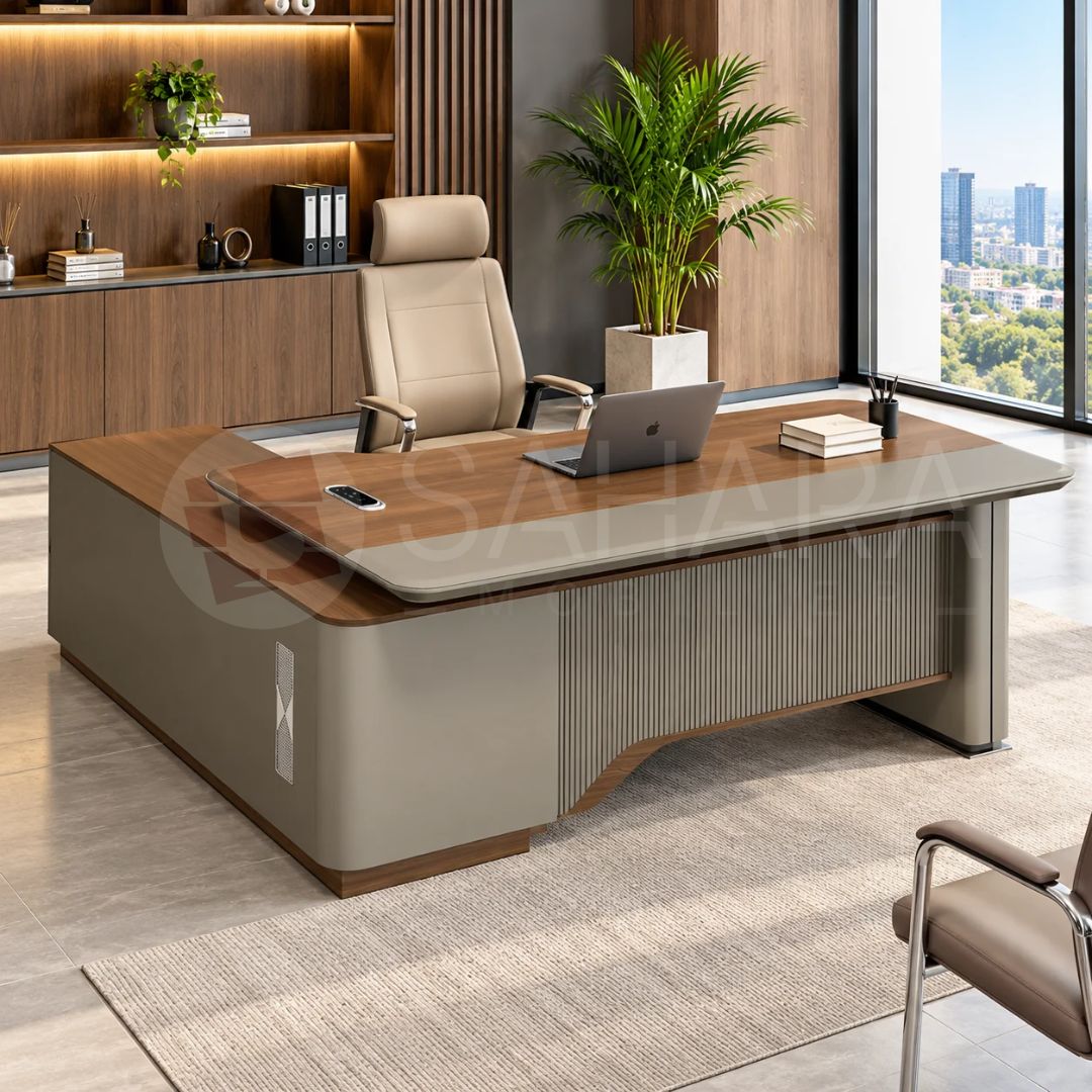 Bureau de direction design finition bois et gris taupe avec retour intégré et façade décorative rainurée – Sahara Mobilier Maroc