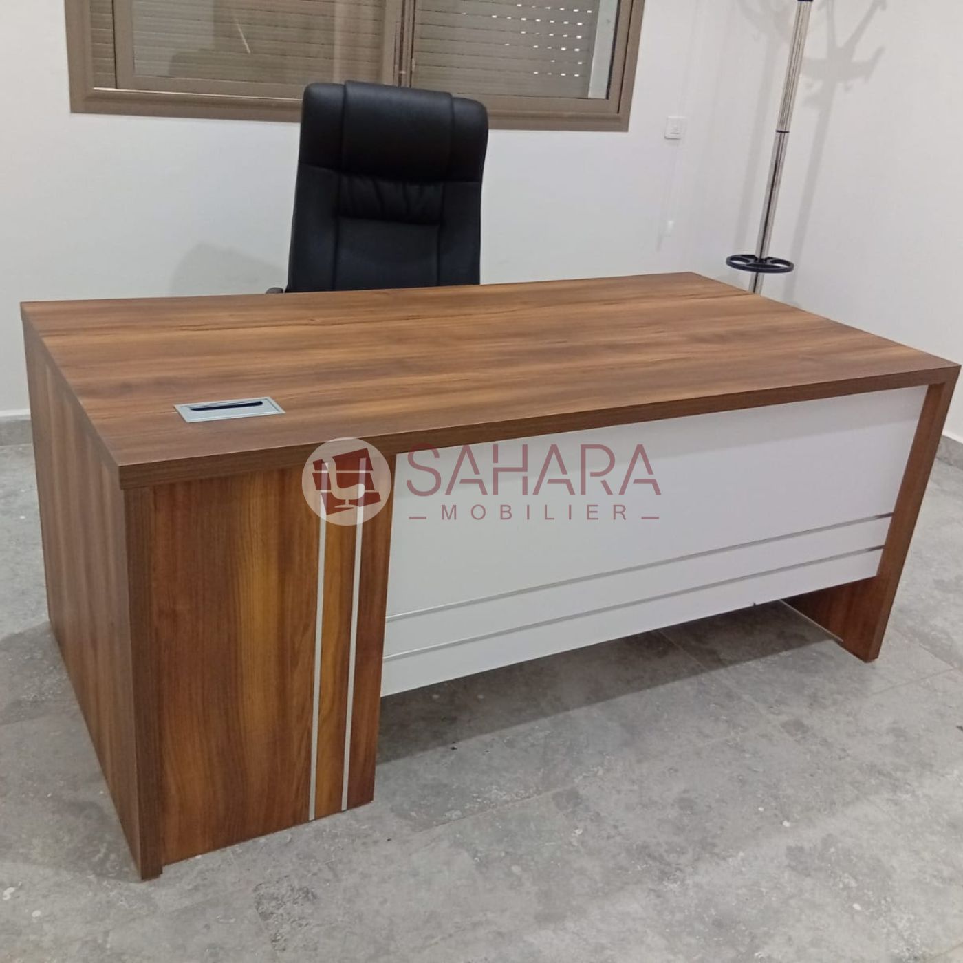 Rangements intégrés : possibilité d’accessoires complémentaires selon options (caisson mobile, tiroirs, etc.)

Design : Style professionnel, lignes sobres et élégantes

Utilisation : Idéal comme bureau pour cadres, dirigeants, managers et espaces professionnels

Fabrication : Mobilier solide, adapté aux environnements de travail intensifs

Origine : Produit disponible et livré au Maroc 🇲🇦 via Sahara Mobilier