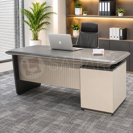 Bureau de direction 140 × 70 cm avec caisson latéral, plateau gris anthracite et façade décorative rainurée.