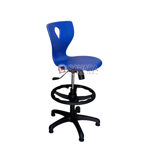 Type : Chaise de bureau haute / tabouret ergonomique
Assise &amp; dossier : coque monobloc en polypropylène haute résistance
Dossier : ergonomique avec poignée intégrée pour une manipulation facile
Réglage hauteur : vérin pneumatique réglable
Mécanisme : levier de réglage sous assise
Repose-pieds : circulaire, réglable en hauteur
Piétement : étoile métallique chromée
Mobilité : 5 roulettes pivotantes
Coloris : noir (autres coloris sur demande)