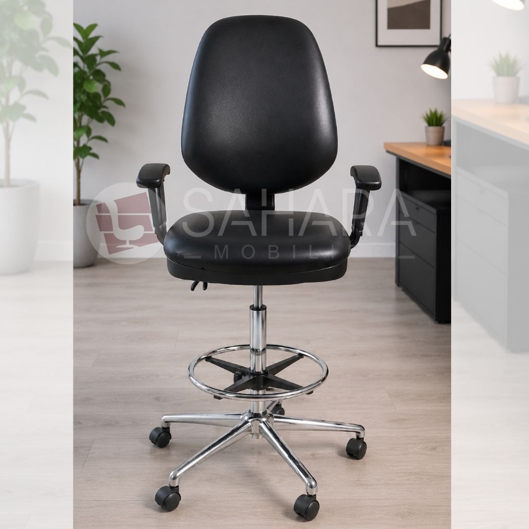 Chaise haute ergonomique de laboratoire ou d’atelier, équipée d’un dossier et d’une assise rembourrés offrant un excellent confort pour une utilisation prolongée .
