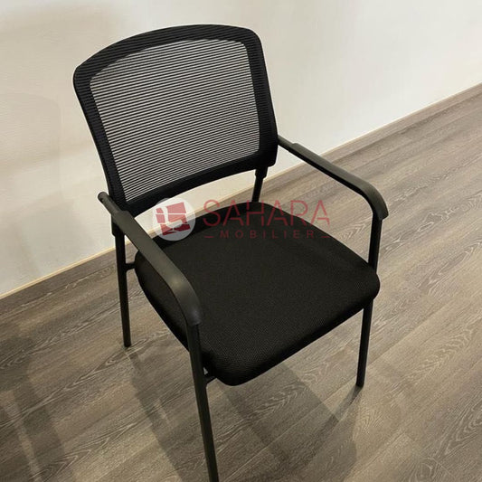 Chaise visiteur en Mesh avec accoudoirs fixes sur le dossier et l'assise revêtu en tissu