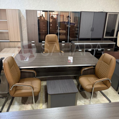  La conception large et les multiples espaces de rangement offrent un bureau fonctionnel, parfait pour des réunions ou pour organiser divers outils de travail.
