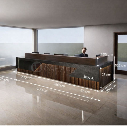 Comptoir d'accueil en MDF de qualité supérieure avec revêtement décoratif (au choix du maître d'ouvrage), intégrant l'emblème de la société en PVC (couleur au choix du maître d'ouvrage), et des bandes de LED illuminant ces derniers ainsi que le pourtour du comptoir.