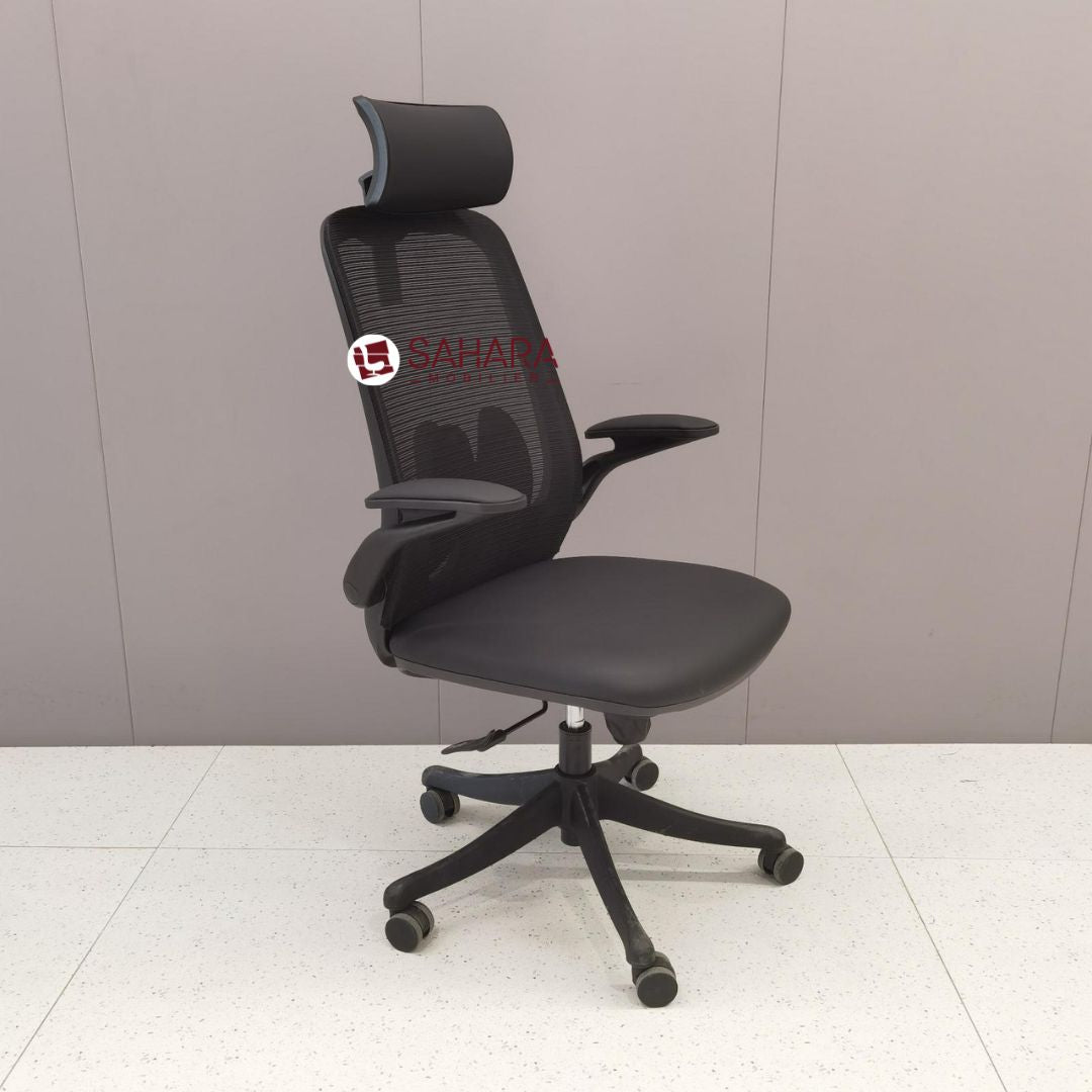 Fauteuil de direction Oxia en MeSH de haute qualité, les accoudoirs sont fixé sur le dossier 