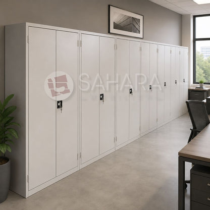 Cette armoire haute métallique est dotée de deux portes battantes et offre une grande capacité de rangement.