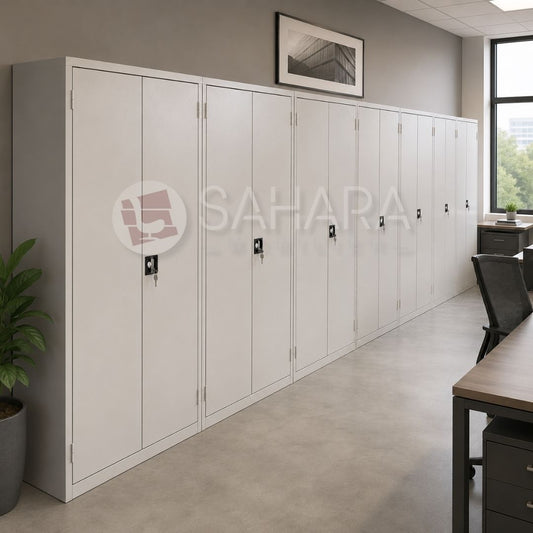 Cette armoire haute métallique est dotée de deux portes battantes et offre une grande capacité de rangement.