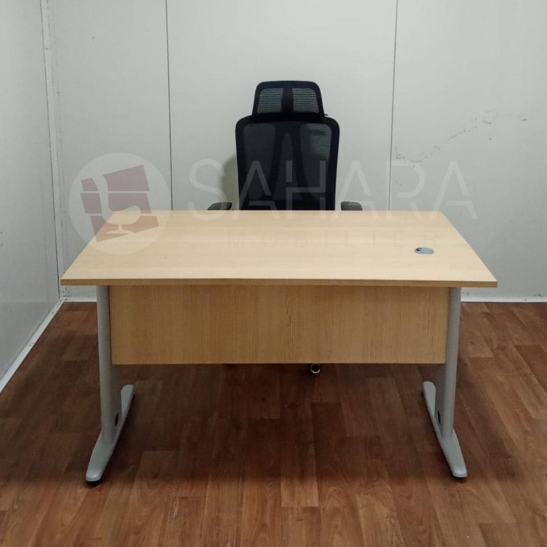Design Élégant : Le bureau combine habilement le métal et le bois pour créer un design contemporain et sophistiqué
Caisson Centralisé : Profitez d'un espace de rangement pratique et organisé grâce au caisson centralisé intégré, idéal pour garder vos documents et fournitures à portée de main
Robuste et Stable : Fabriqué à partir de matériaux de qualité supérieure, ce bureau offre une structure solide et stable pour une utilisation quotidienne fiable.
Surface de Travail Spacieuse : Le plateau généreux 