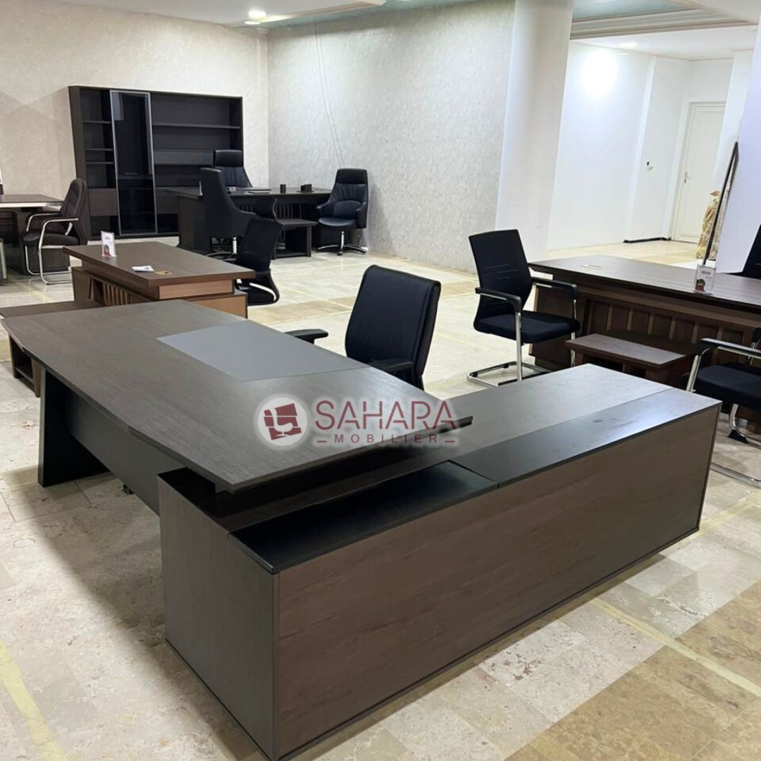 Structure : MDF haute densité, résistant à l’usage quotidien

Revêtement : Finition mélaminée de qualité supérieure

Résistance : Anti-rayures, anti-humidité et facile à entretenir

Design : Moderne et épuré, adapté aux environnements professionnels

Plateau : Large surface de travail pour un confort optimal

Piètement : Stable et robuste, garantissant une excellente durabilité